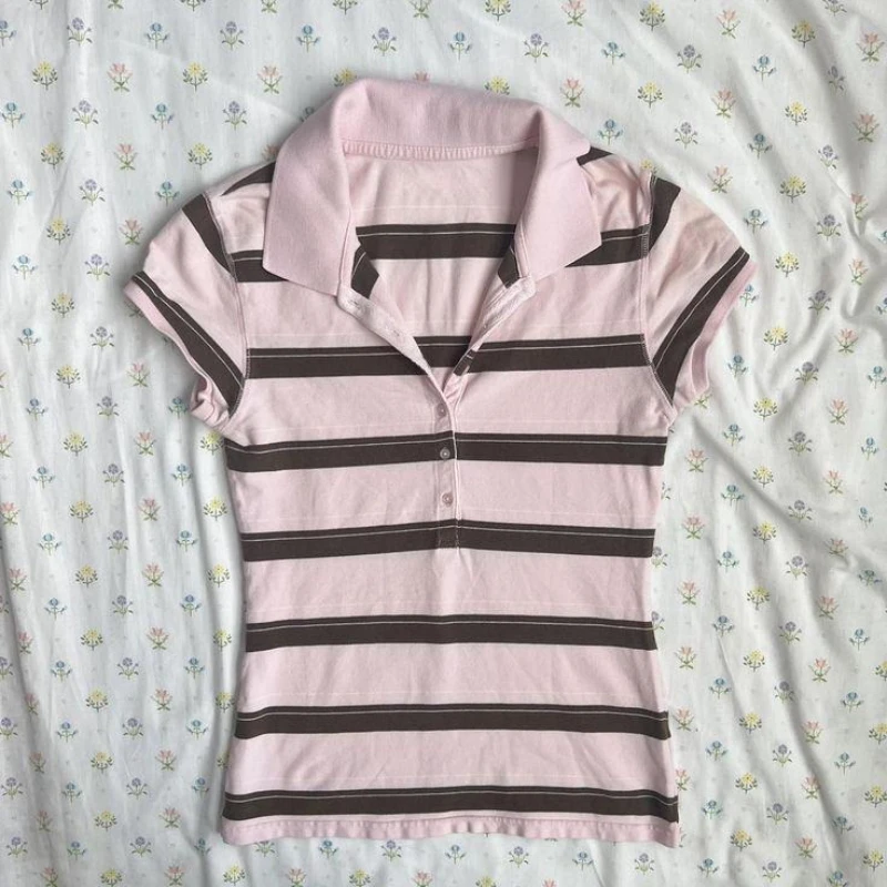 Blusa de rayas estilo preppy con cuello solapa, vista frontal