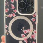 Foto de la opinión de b***୧ sobre Funda Magnética Floral Elegante para iPhone